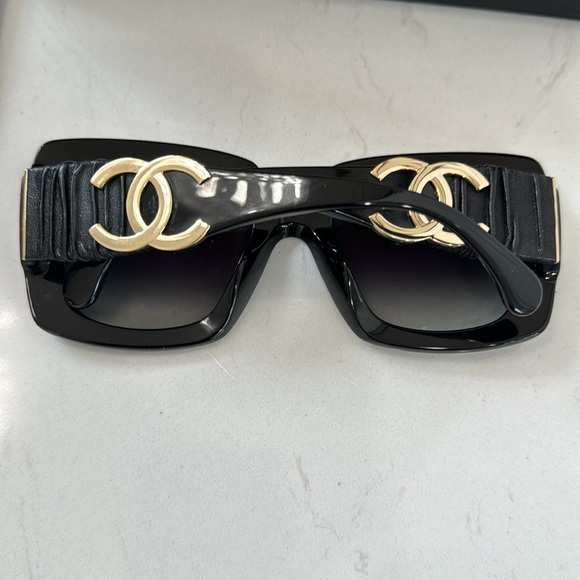 Chanel Sunglasses -  Black with large CC leather on handle.  🔥No scathes on lens - Picture 4 of 5